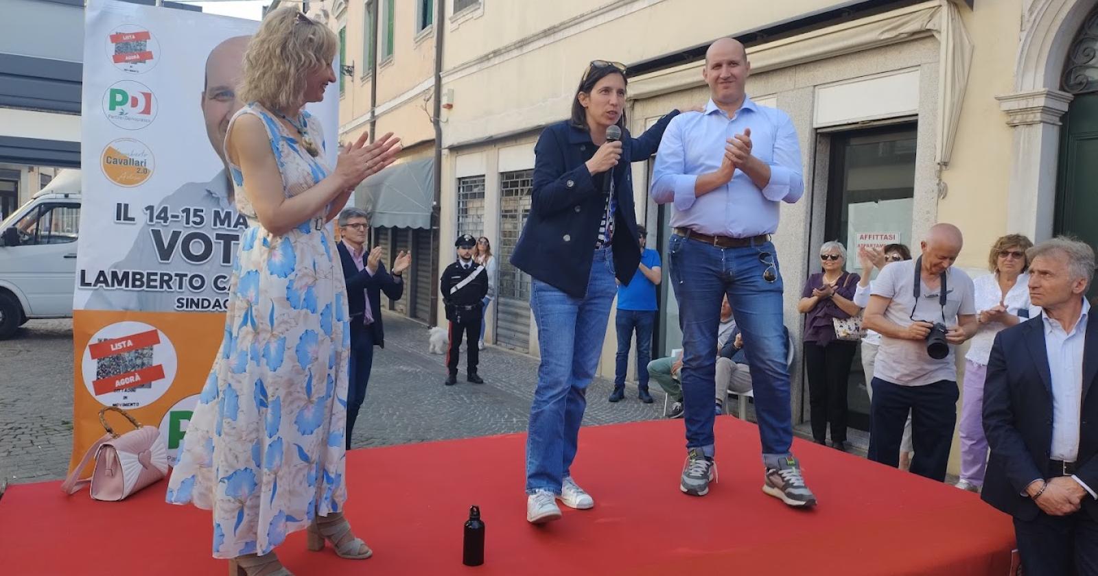 Elly Schlein accolta da un&rsquo;ovazione