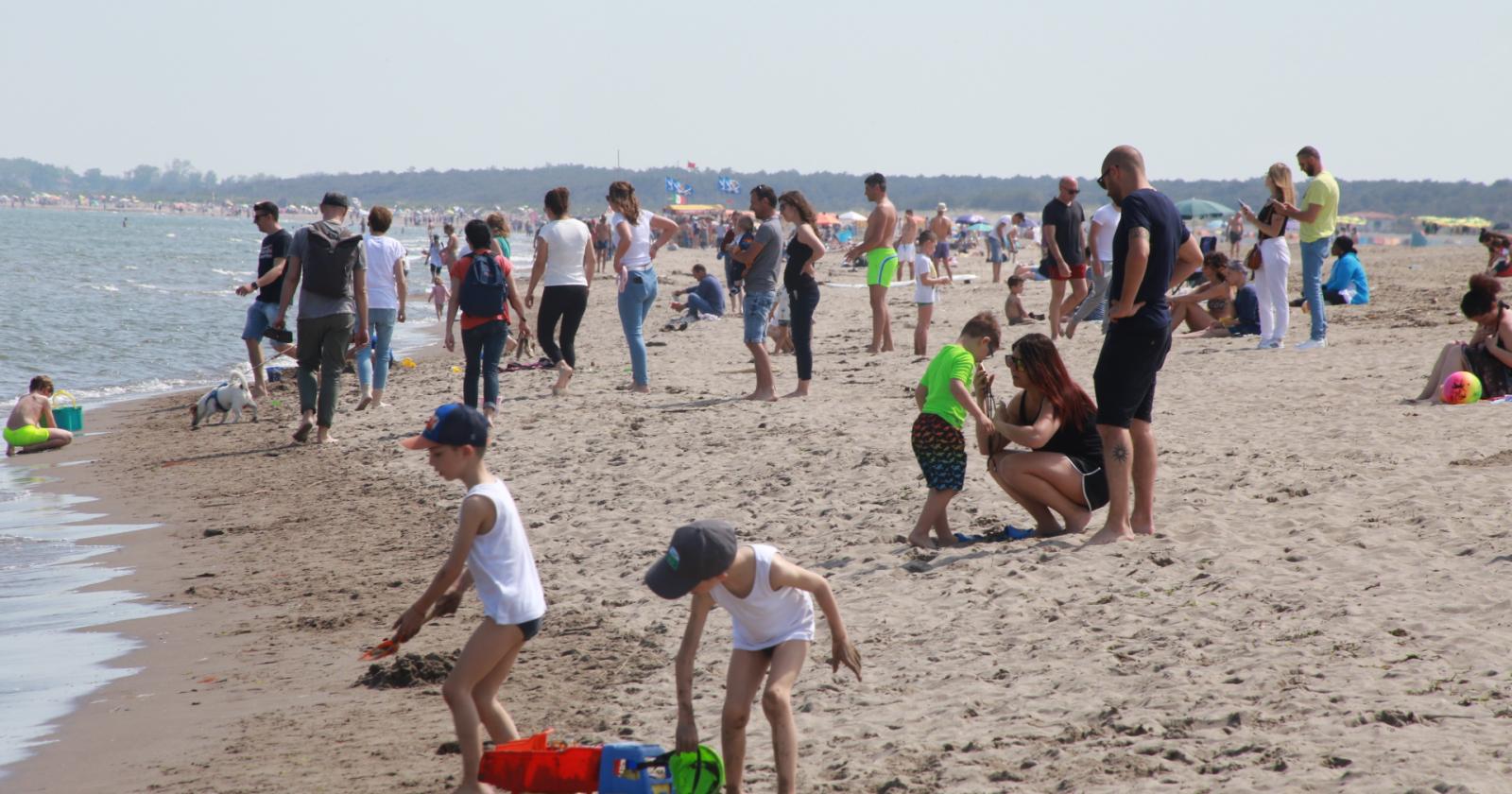 Primo assaggio d'estate: spiagge piene
