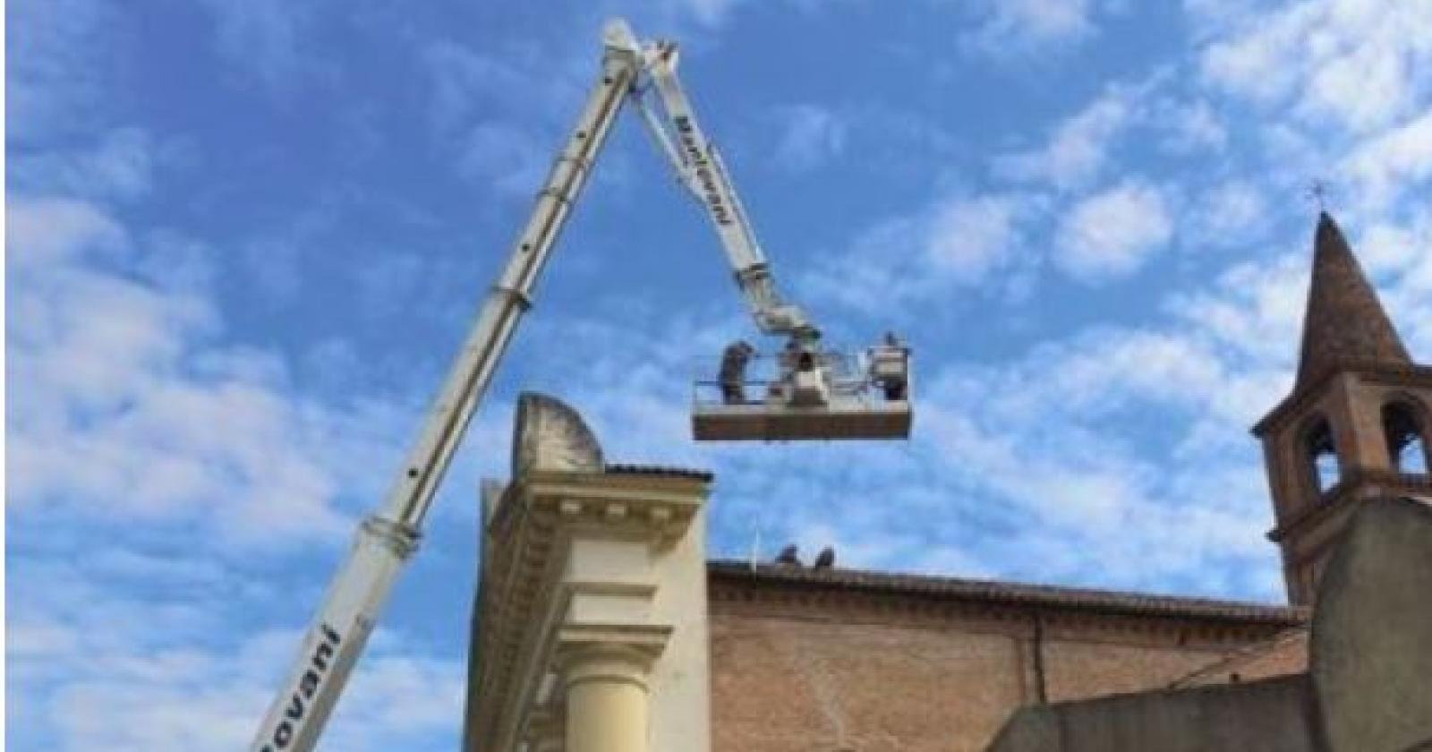 Una grande gru sopra la chiesa dei Sabbioni: partiti i lavori