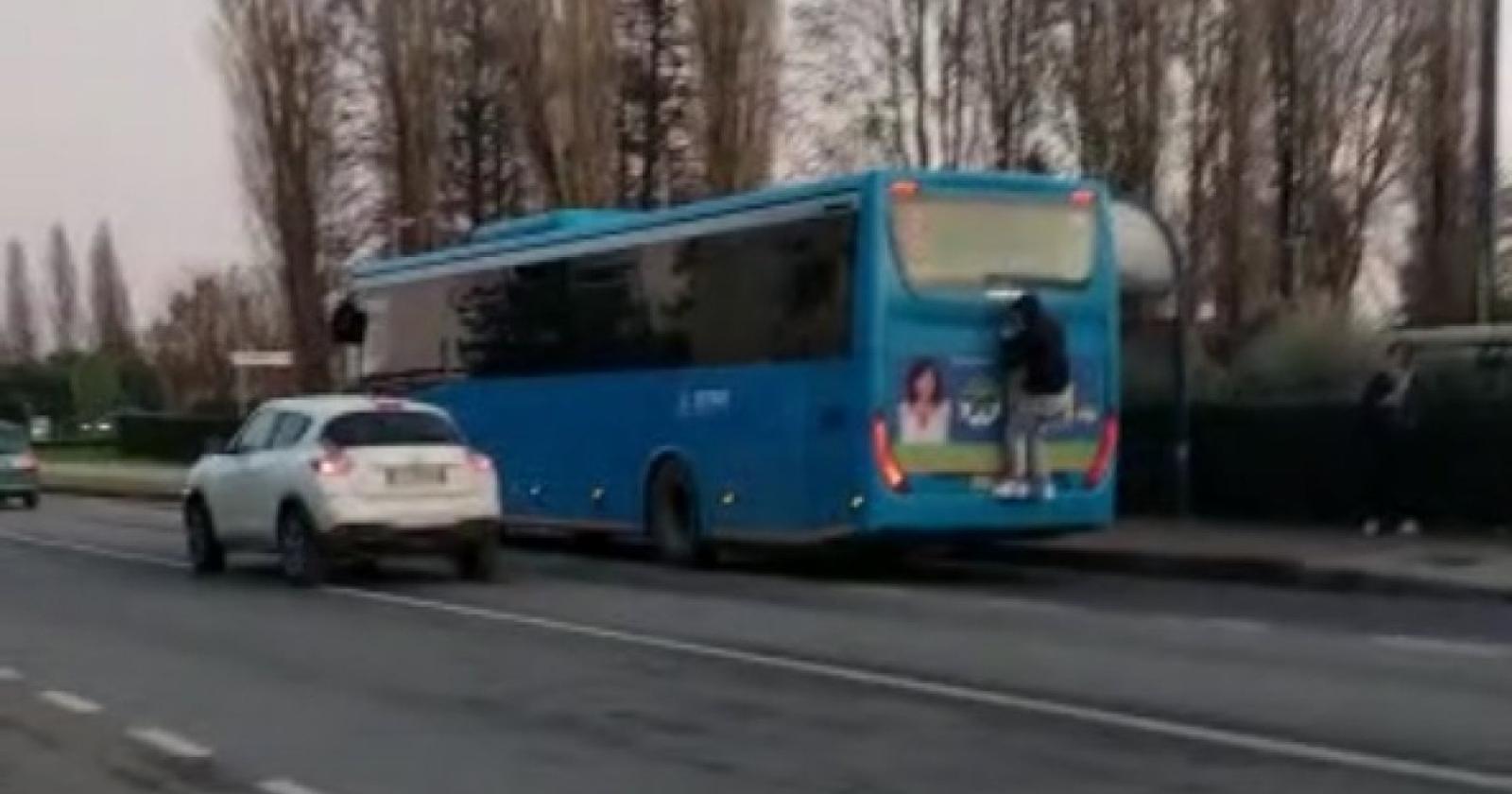 L'ultima follia: prendere il bus al volo