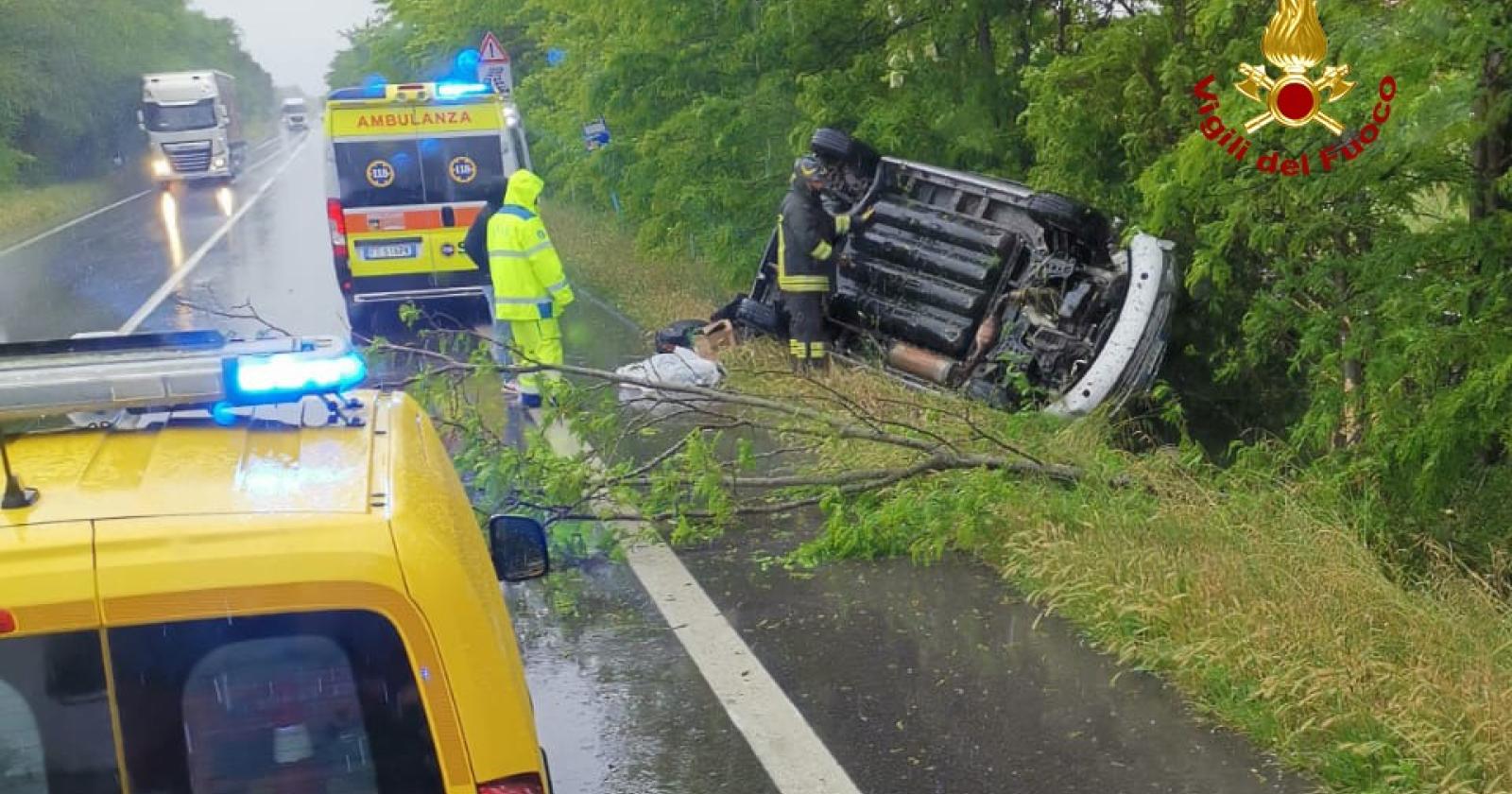 Ennesimo incidente in Romea, un’auto finita rovesciata fuoristrada