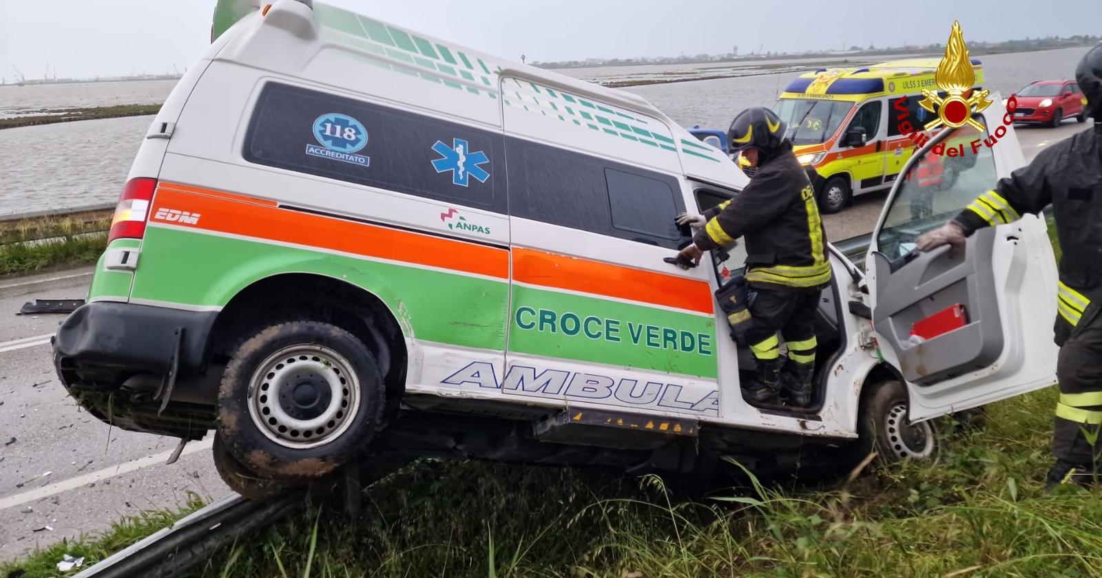 Schianto contro l'ambulanza: tre feriti, uno grave
