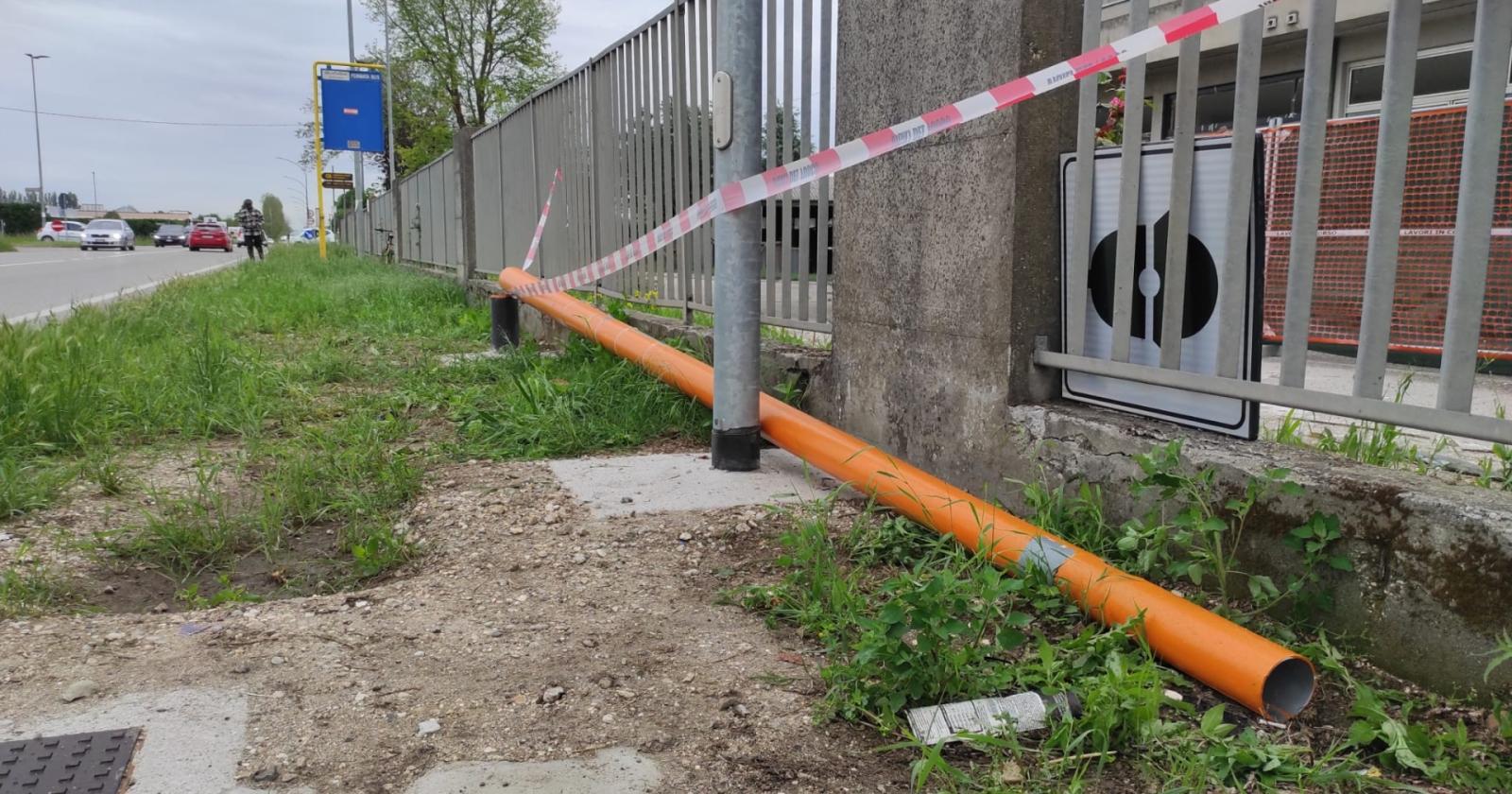 Vandali tagliano il velox sulla Statale 16