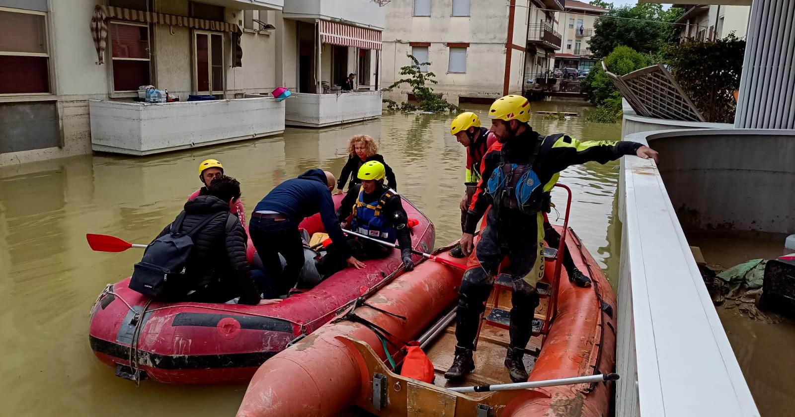 Bandiere a mezz'asta per le vittime dell'alluvione 