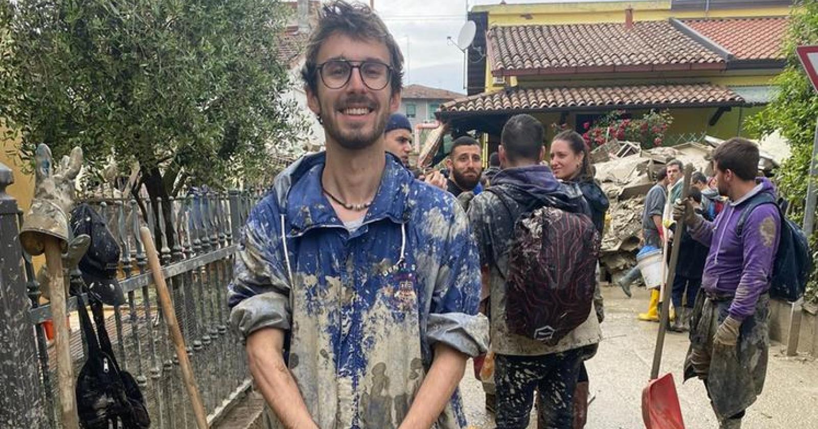 Va a spalare in Romagna, lo licenziano