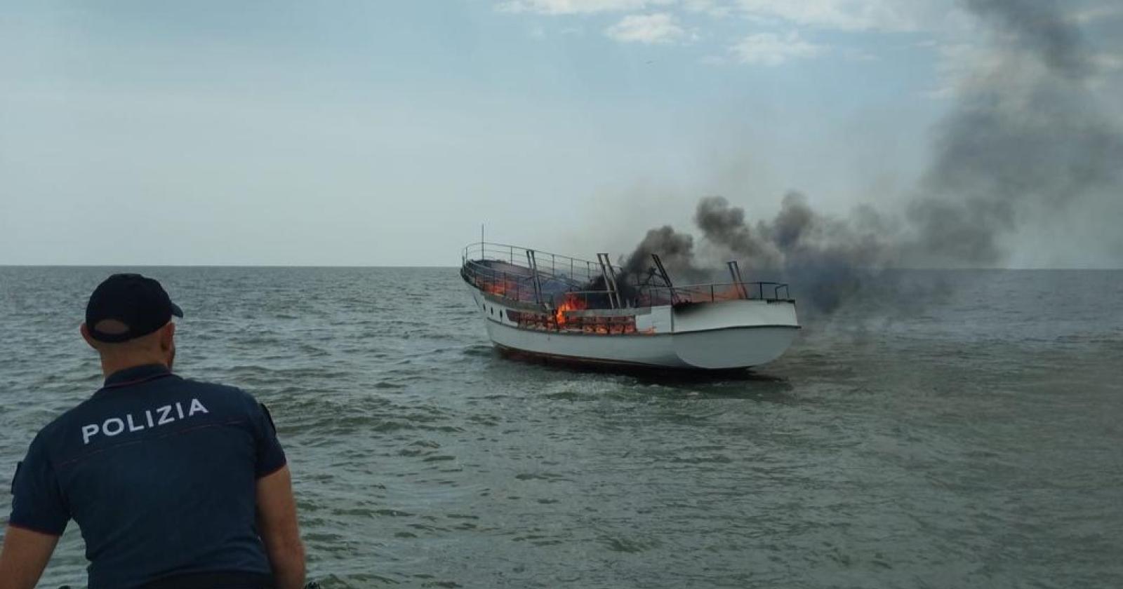 Naufraghi in mezzo alle in fiamme 