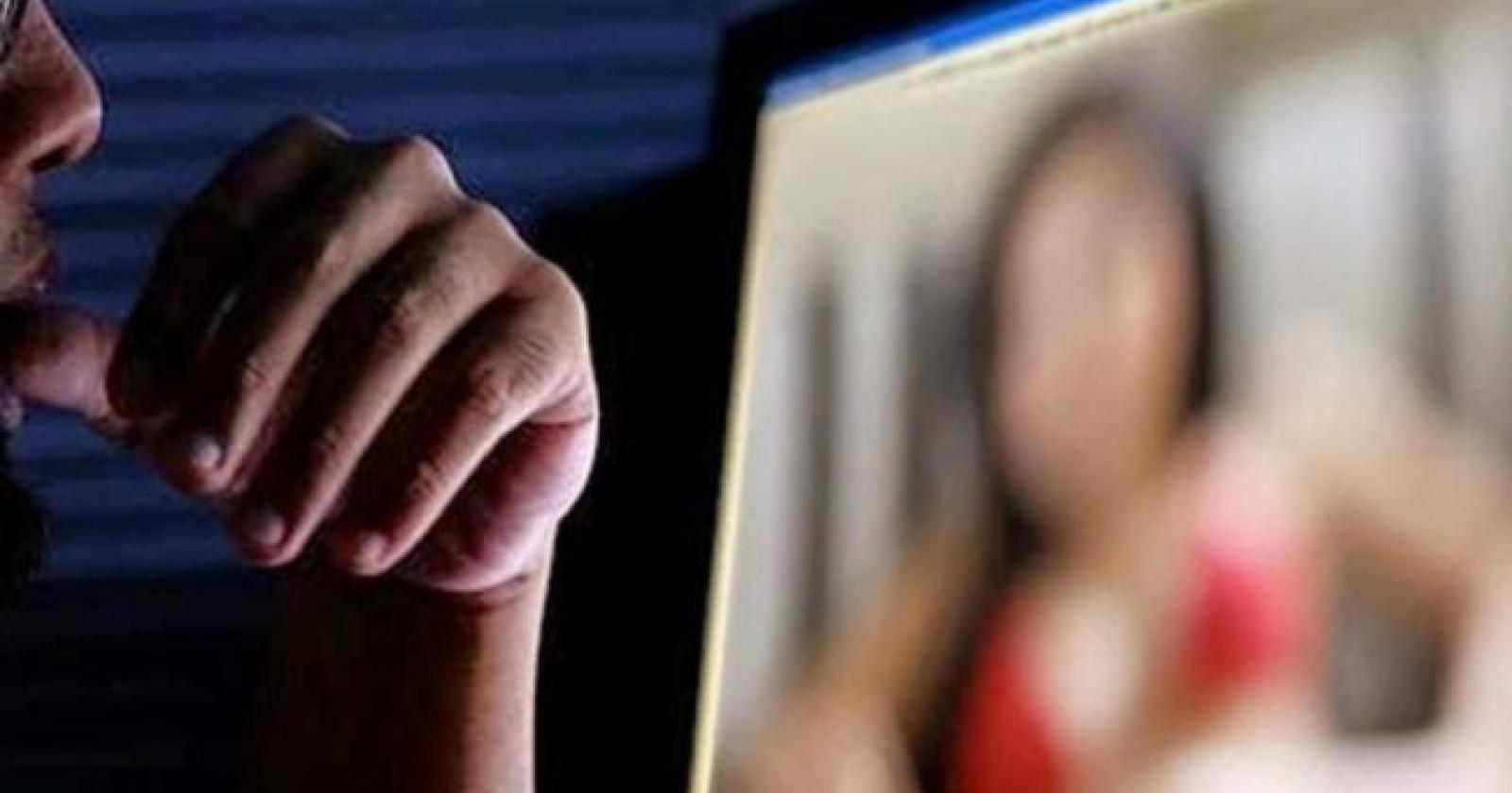 Ruba video hot dal cellulare in riparazione