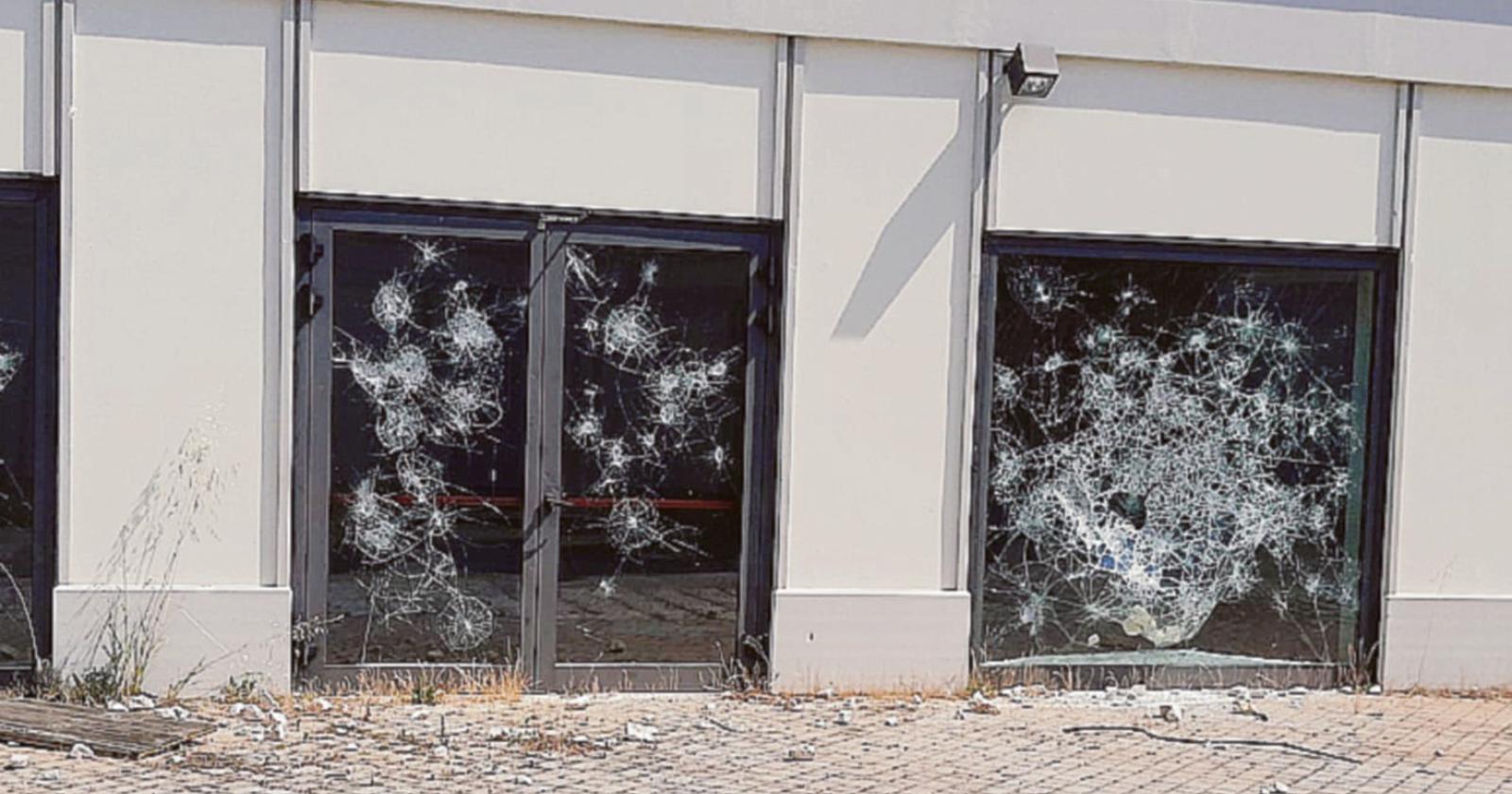 Outlet fantasma preda dei vandali