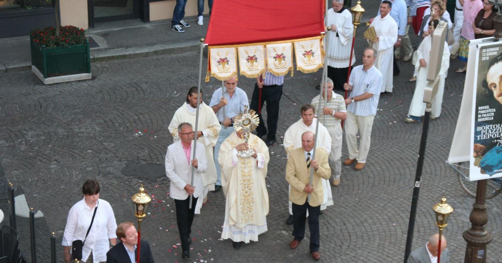 Messa e processione per le vie del centro