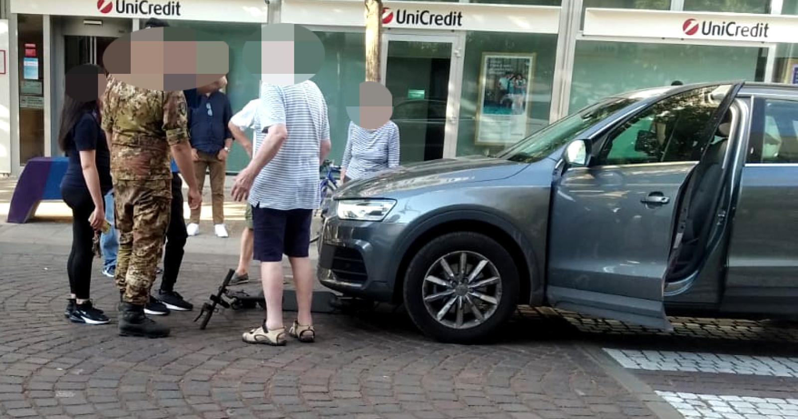 Attraversa sulle strisce in monopattino, investito