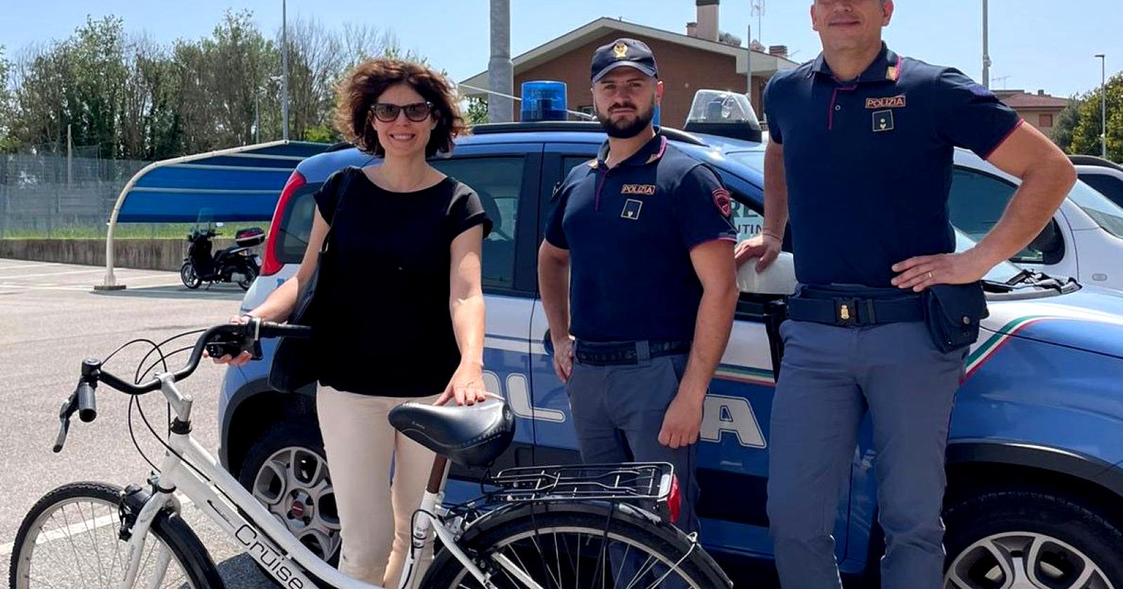 Ruba bici, offerte e aggredisce il prete: preso