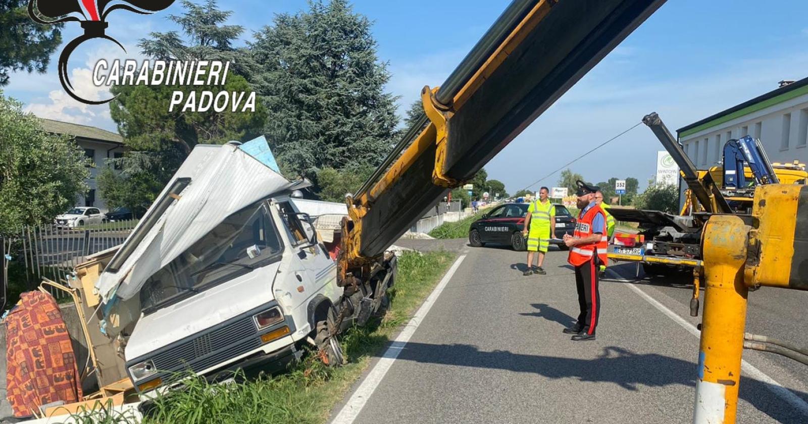 Ubriaco fuoristrada col camper, pesta i soccorritori: arrestato