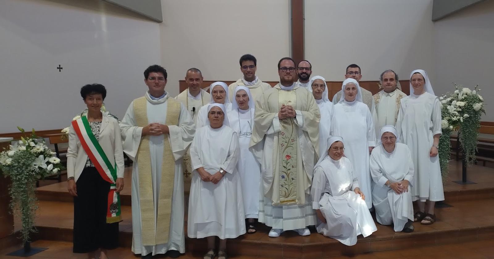 San Vigilio, caloroso abbraccio alle due suore