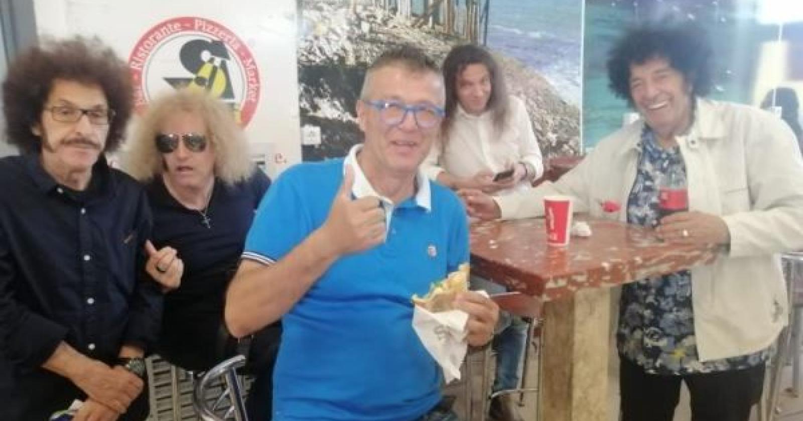 Bobo "duetta" coi Cugini di Campagna, e Cavallari risponde con Benigni