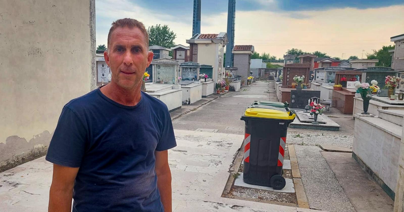 "Rubano tra le tombe, spariscono vasi e fiori"