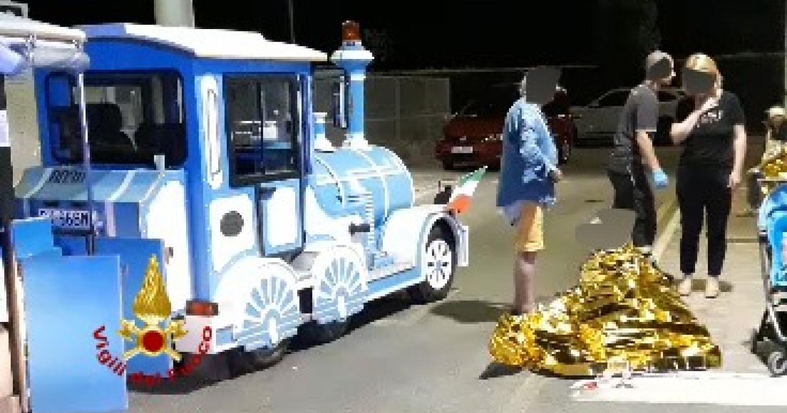 Si rovescia il trenino, 14 feriti, tanti bimbi