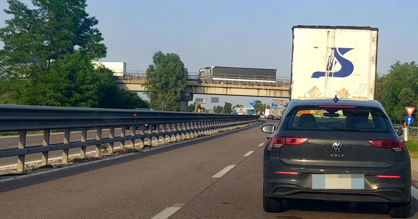 Furgone stritolato da un Tir, traffico paralizzato