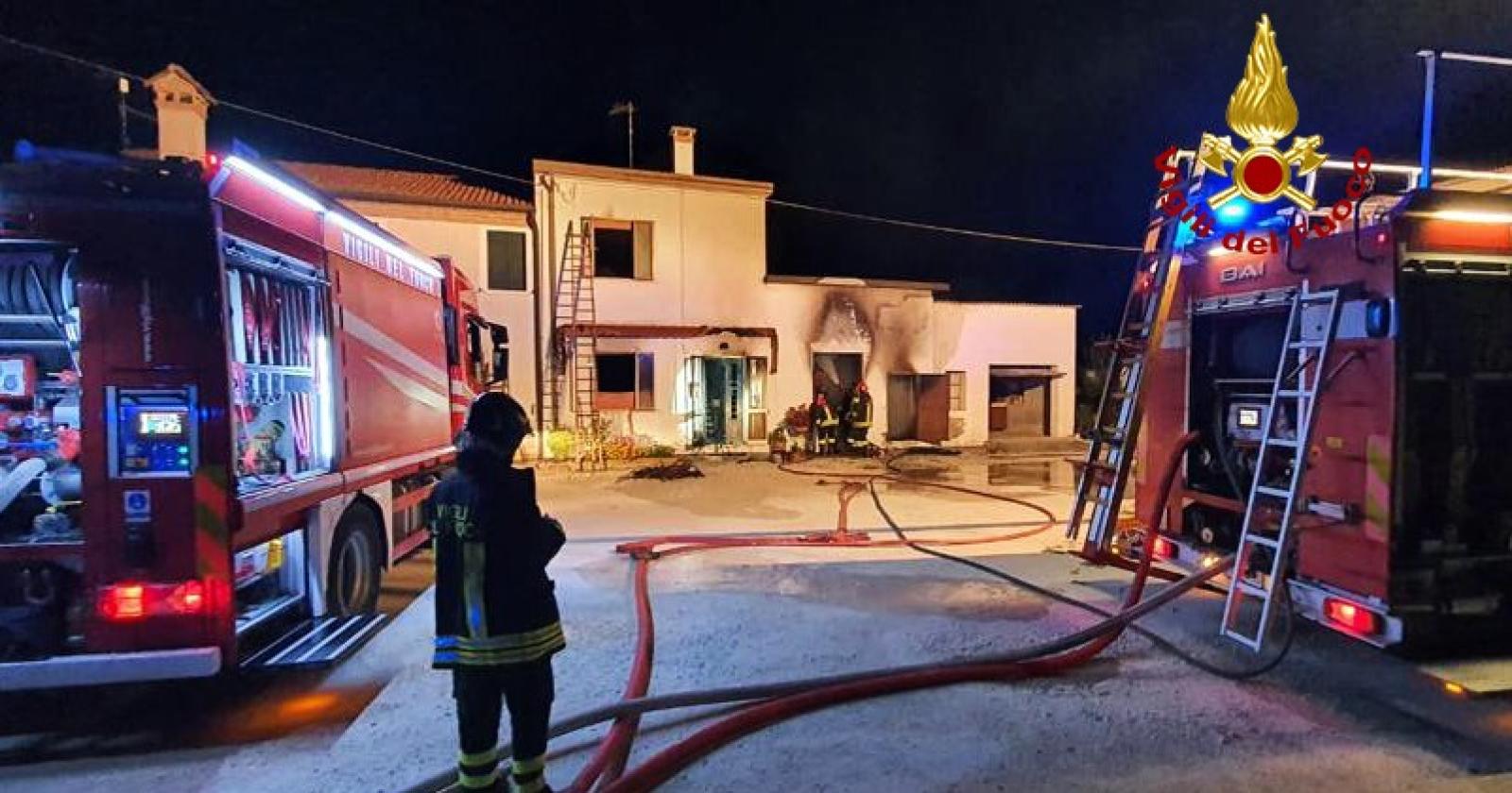 Brucia la casa, anziana salvata