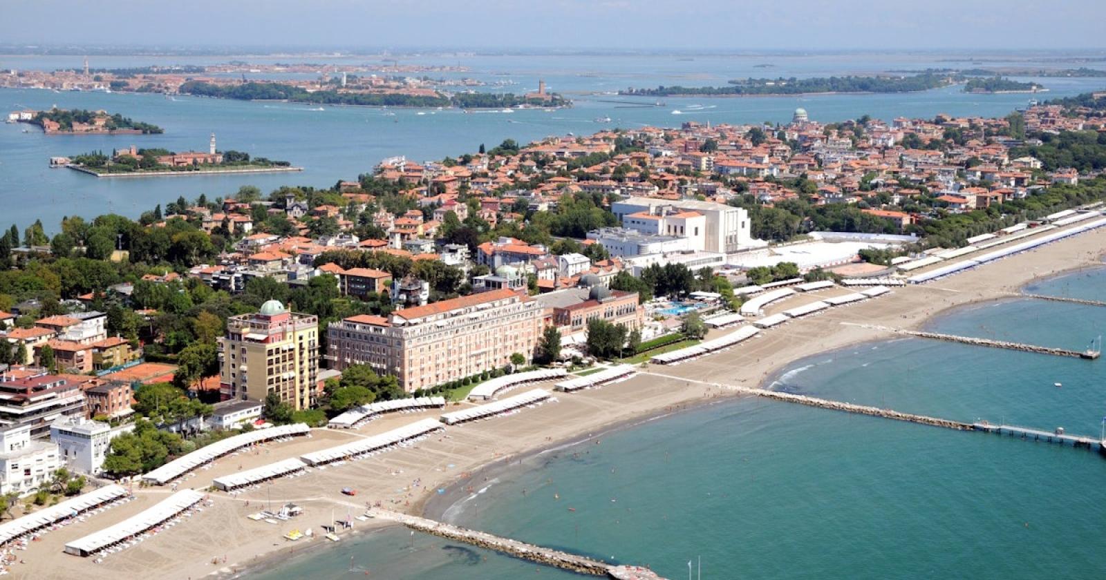 Benzina dentro la bottiglia d'acqua: grave una donna