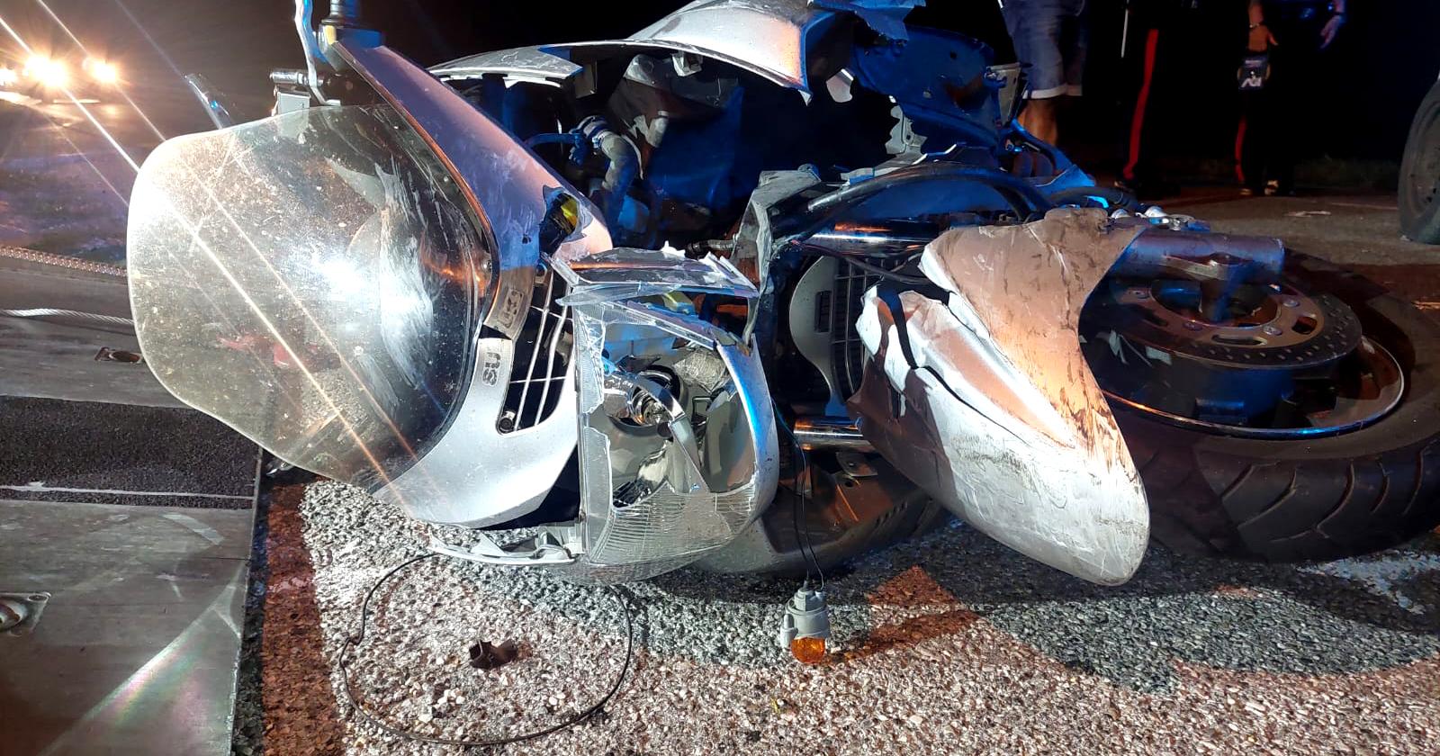 Schianto all'incrocio, scooterista in ospedale