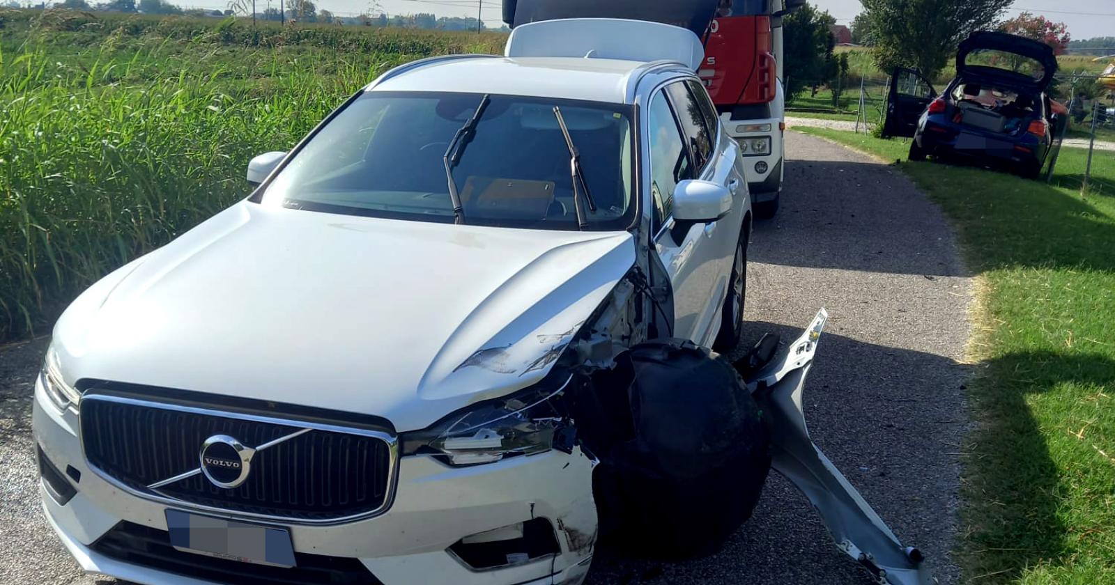 Auto distrutte, recinzione abbattuta: chiusa la strada per selva
