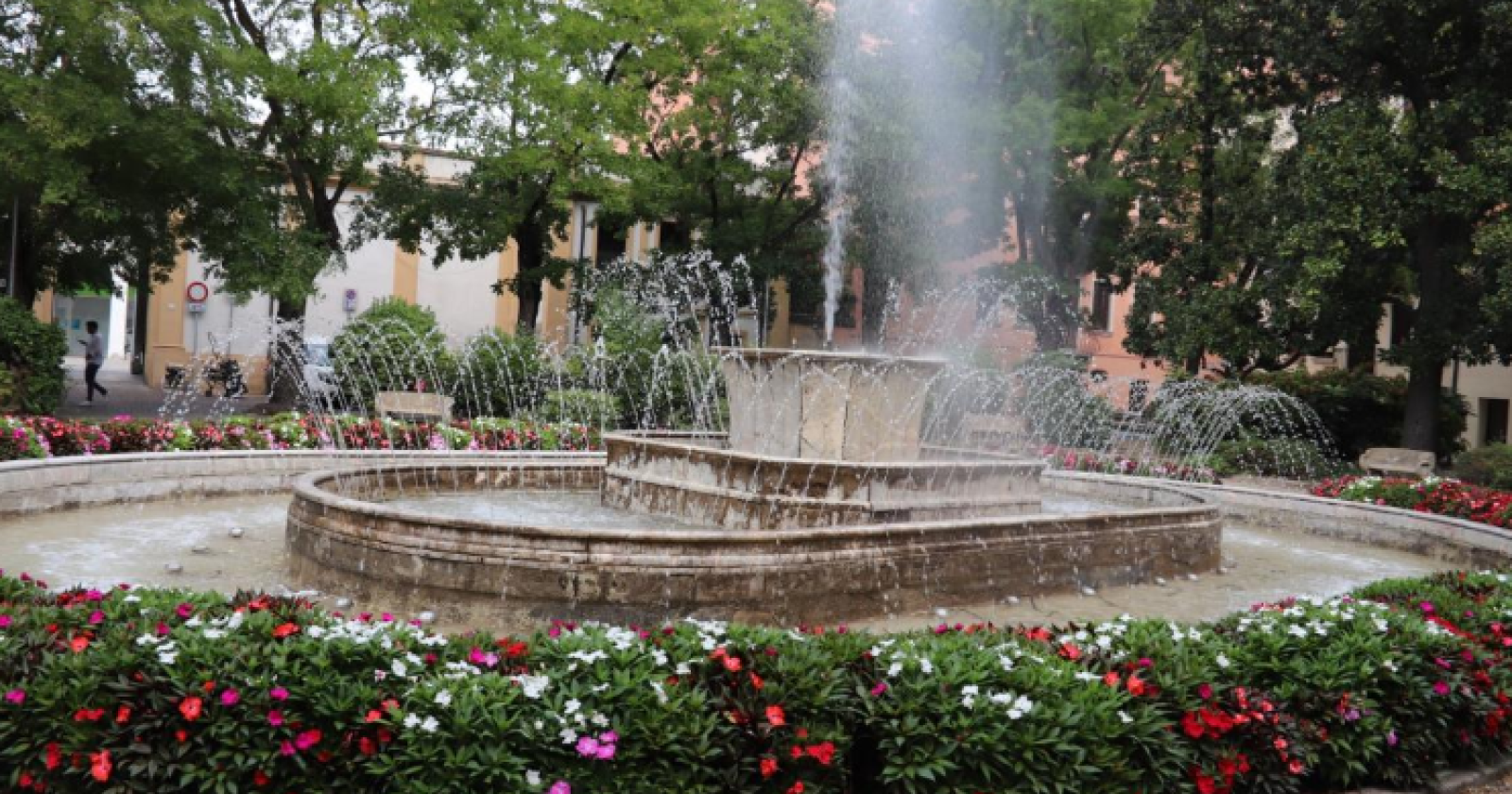 Nuovo look per l'area circostante la fontana di piazza Merlin