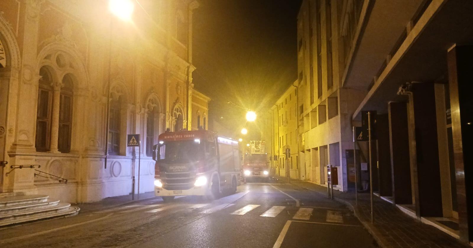 Il palazzo perde acqua, arrivano i pompieri