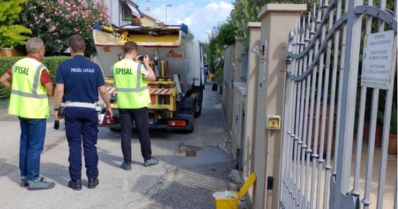 Schiacciato sul cancello da un camion, grave un operaio