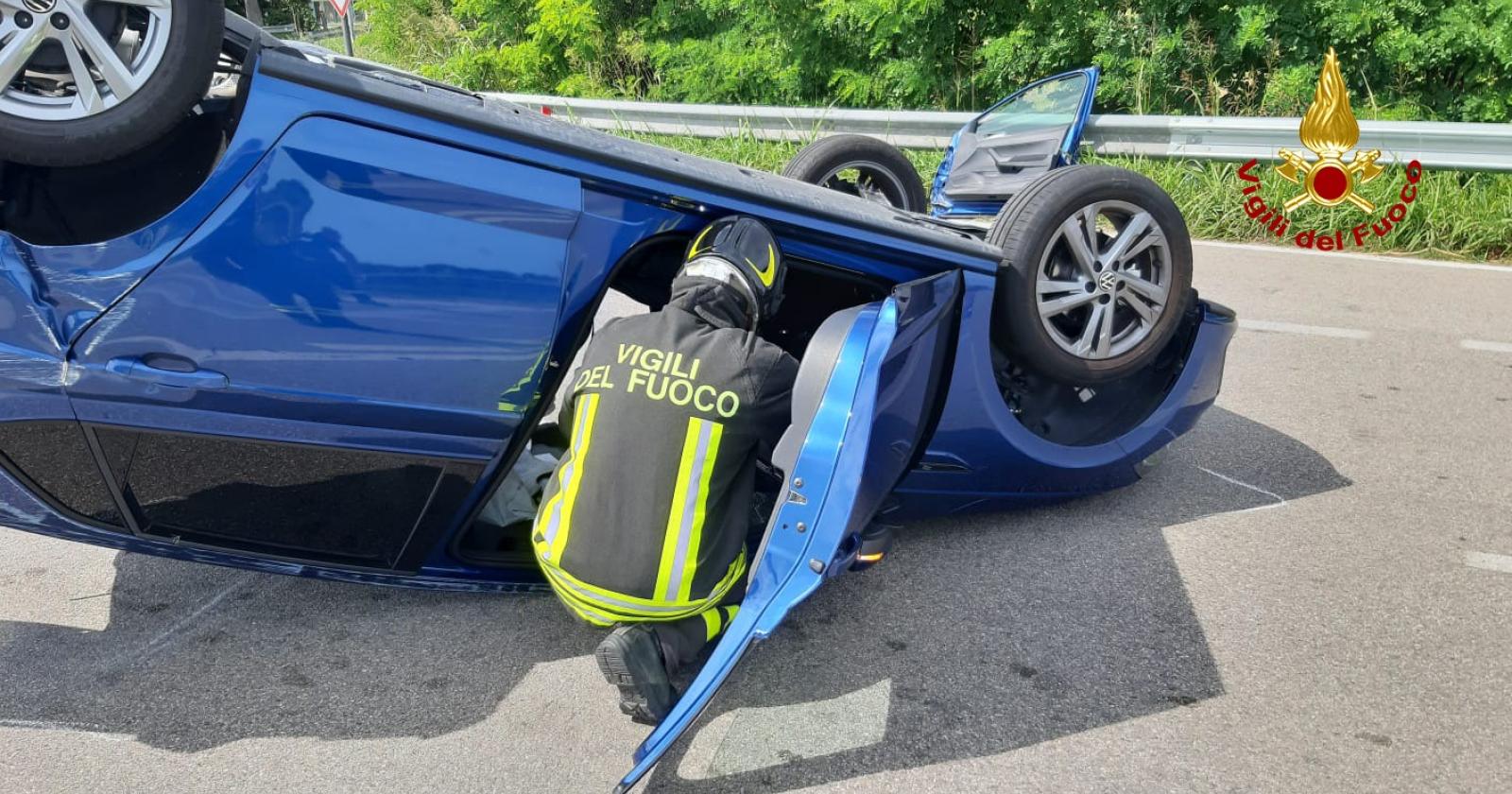 Scontro tra auto, carambola , donna ferita