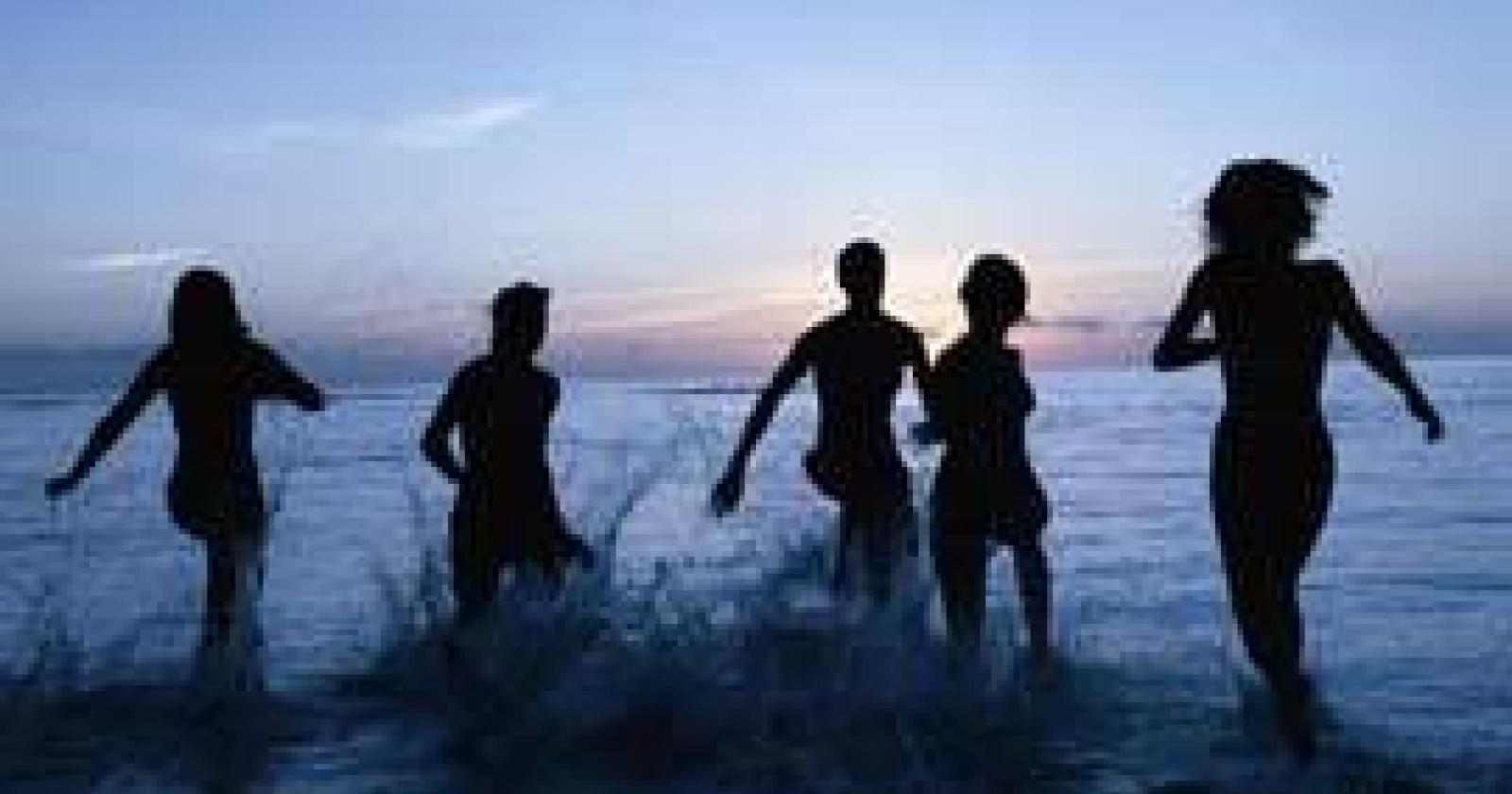 Fanno il bagno di notte, derubati