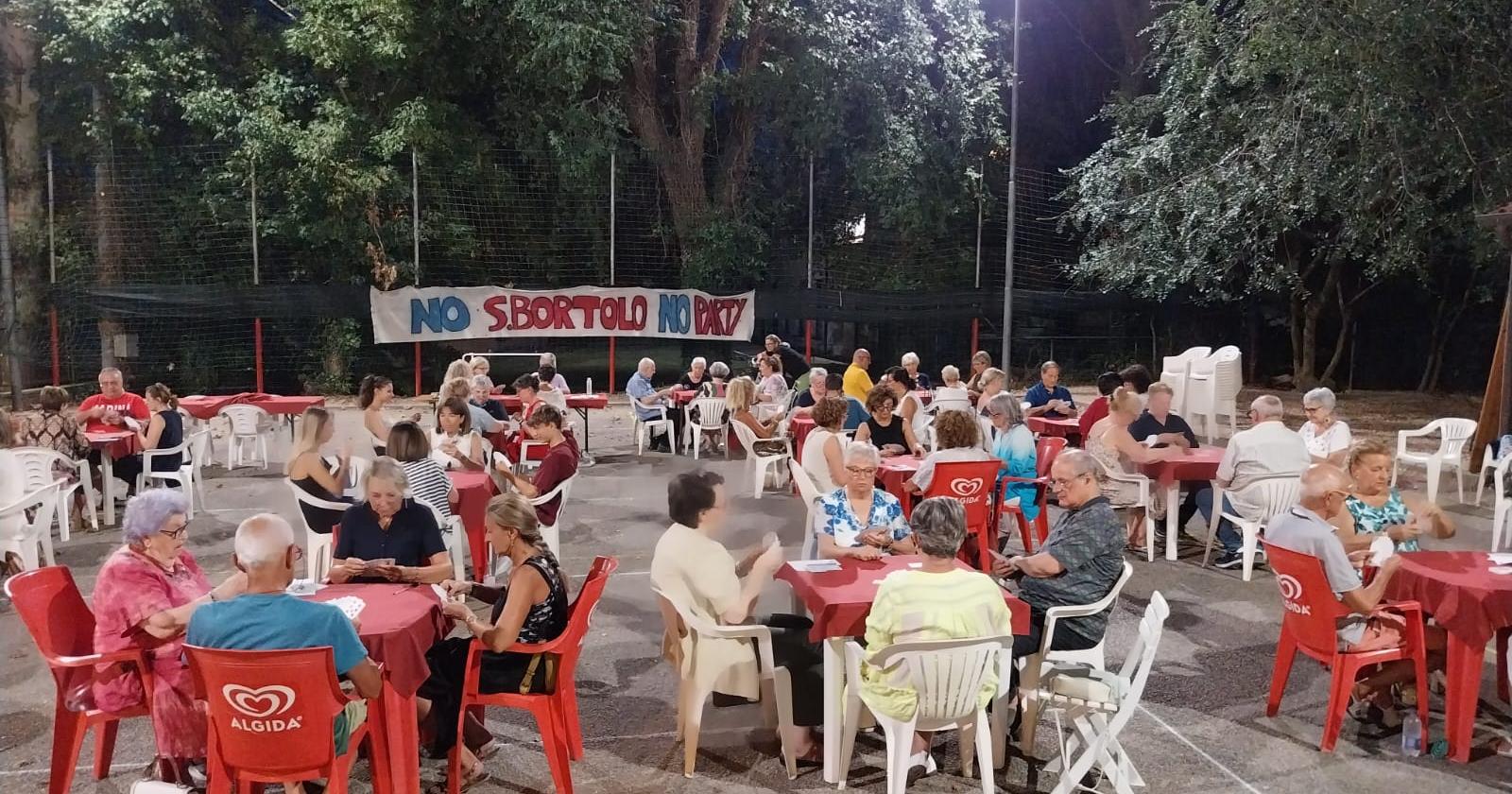 Al torneo di carte a vincere è la parrocchia