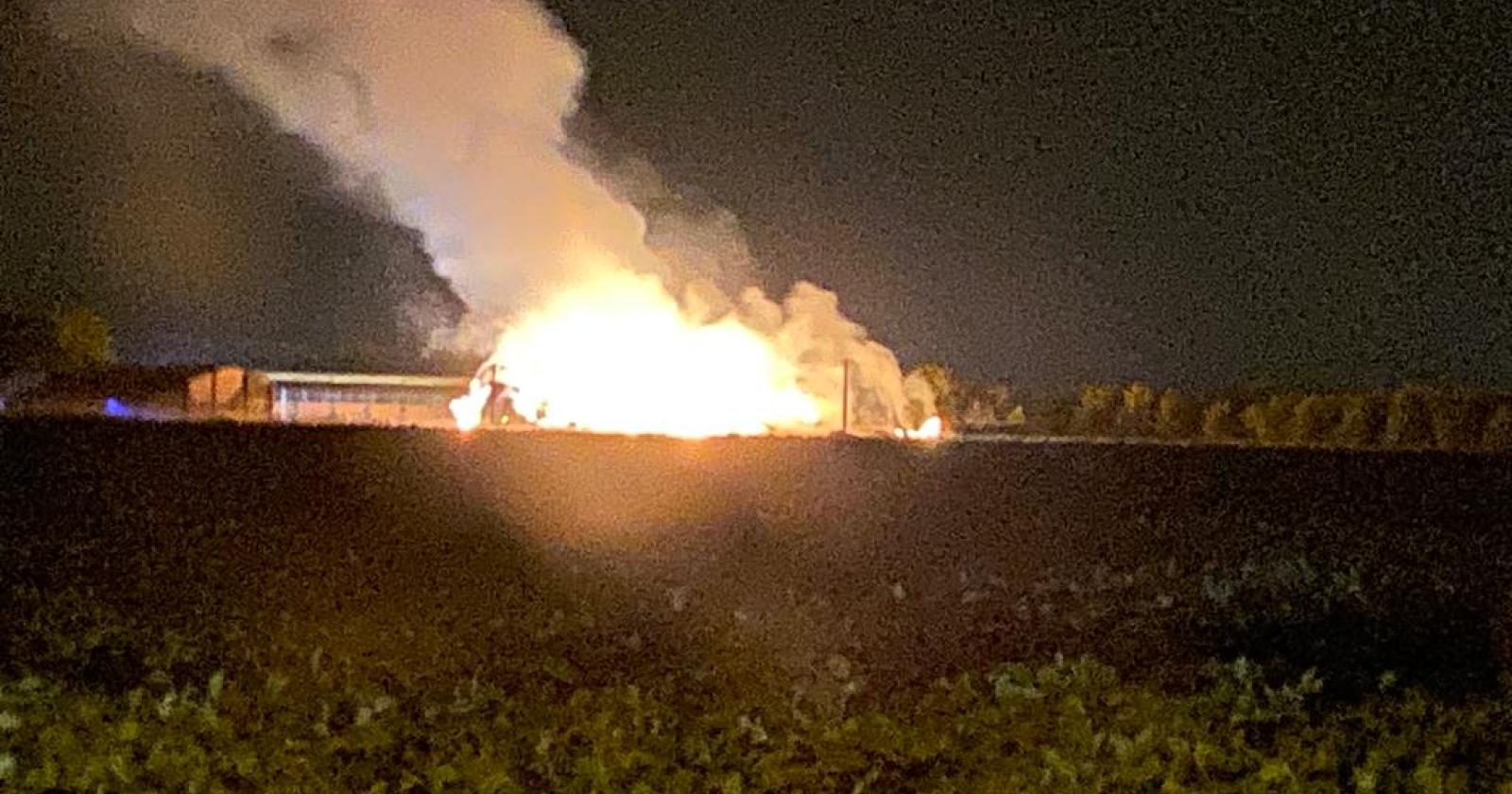 Spaventoso rogo nella notte, i pompieri salvano stalla e animali