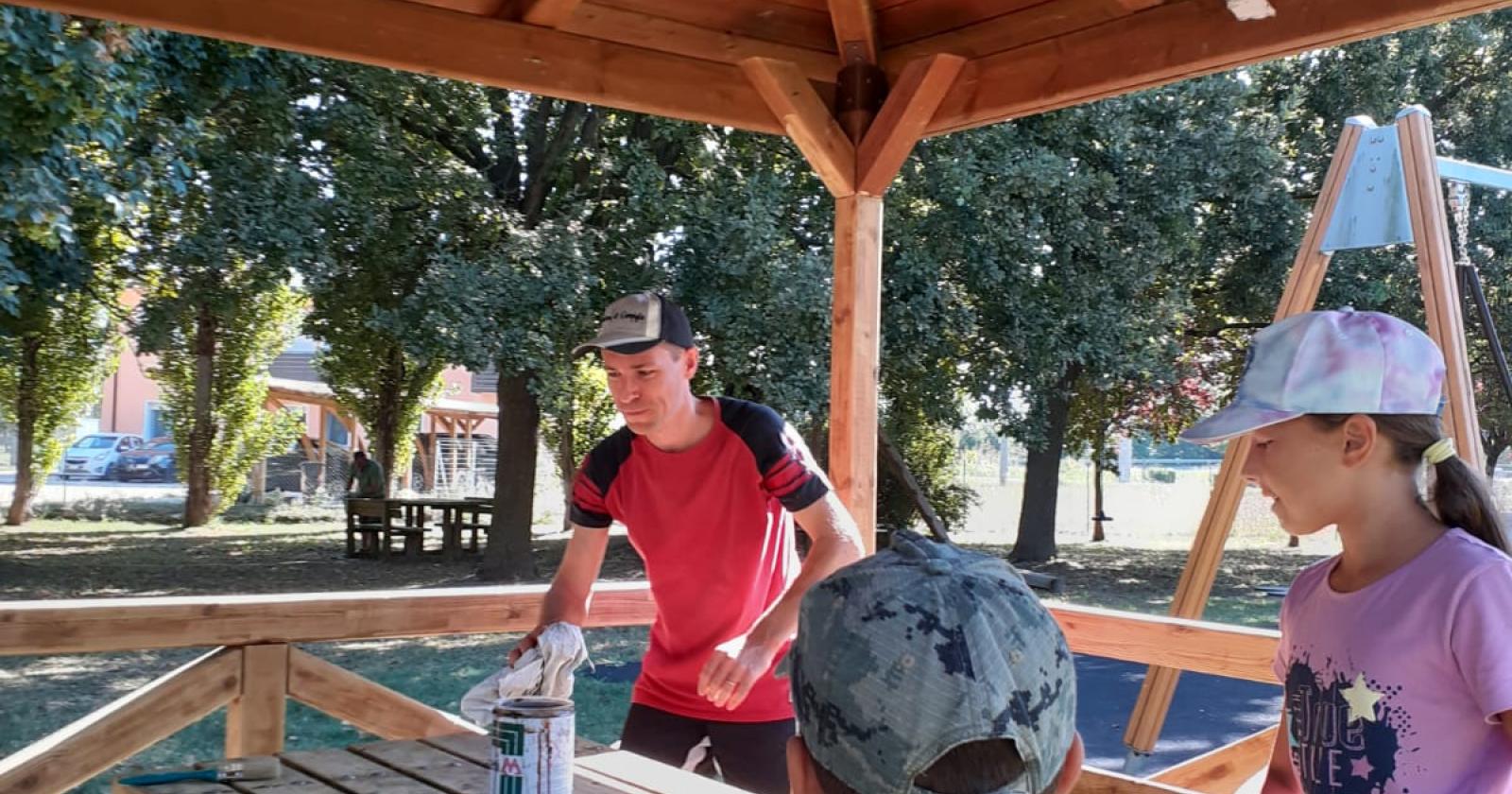 I genitori di San Bellino ridipingono il parco pubblico