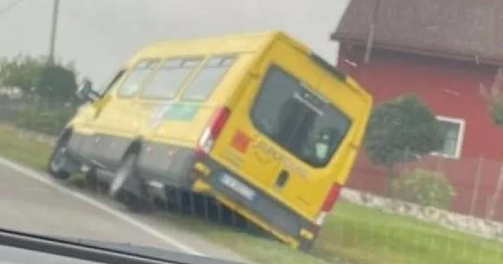 Scuolabus nel fossato: stanno tutti bene