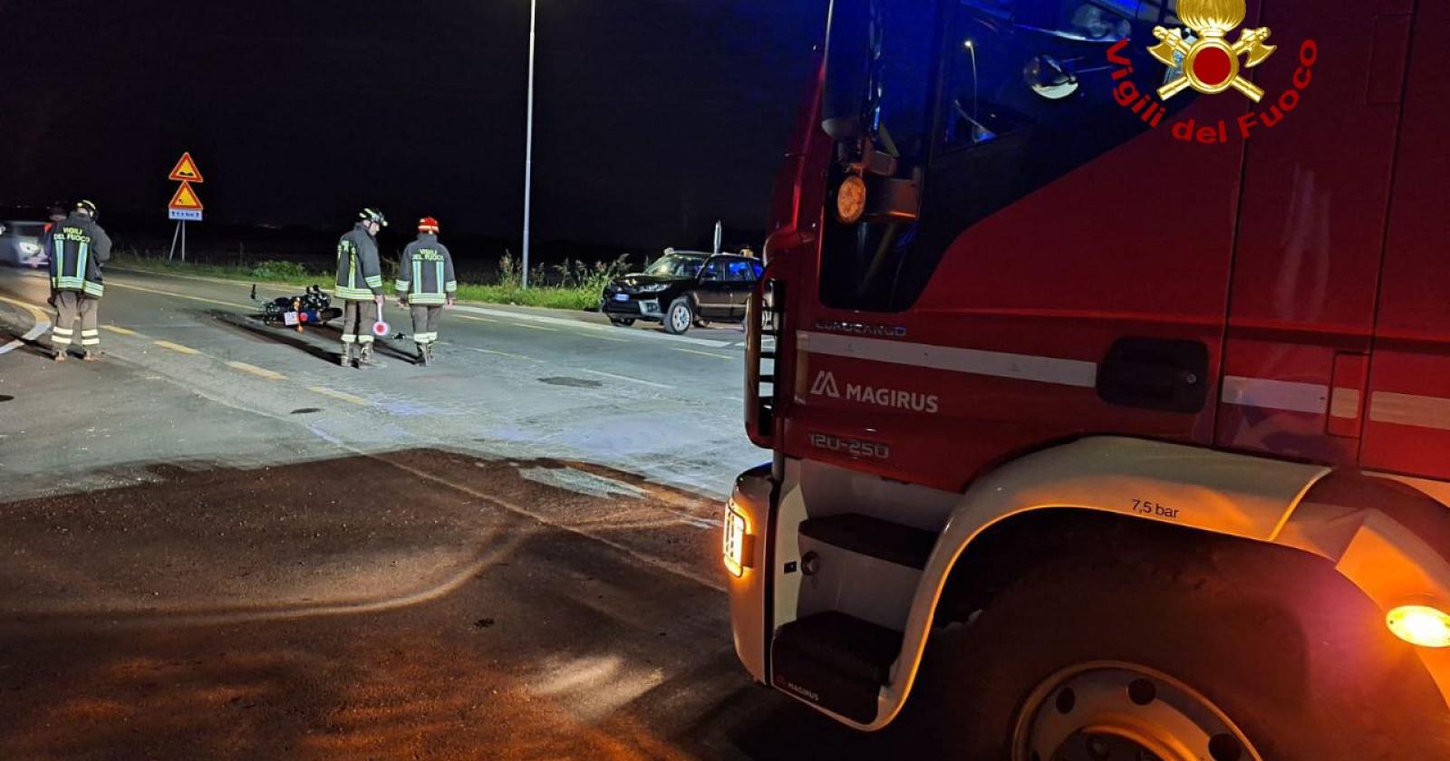 Schianto tra auto e moto: ferito il motociclista