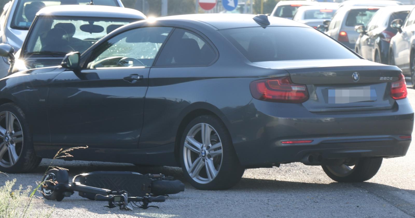 Incidente in zona industriale, monopattino a terra