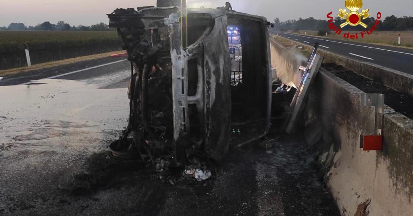 Si ribalta con un carico di olio, va a fuoco