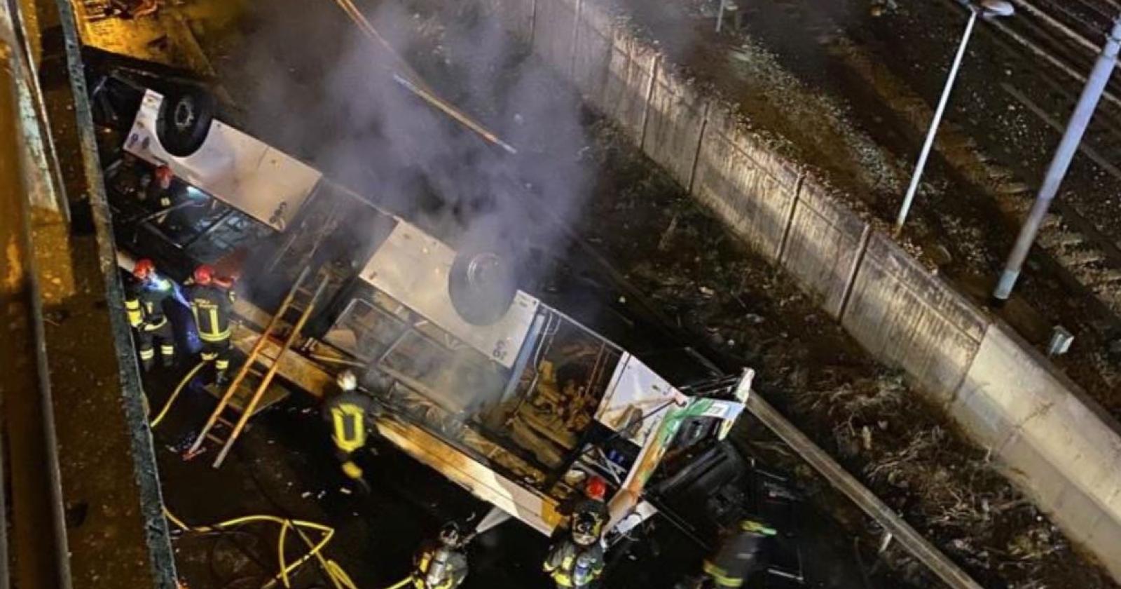 Autobus cade dal cavalcavia: ci sono dei morti