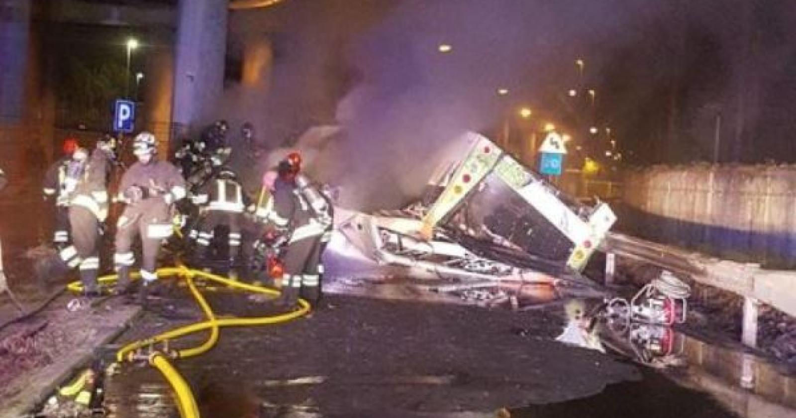 E' una strage. Ventuno le vittime, tra cui due bambini. Corpi carbonizzati