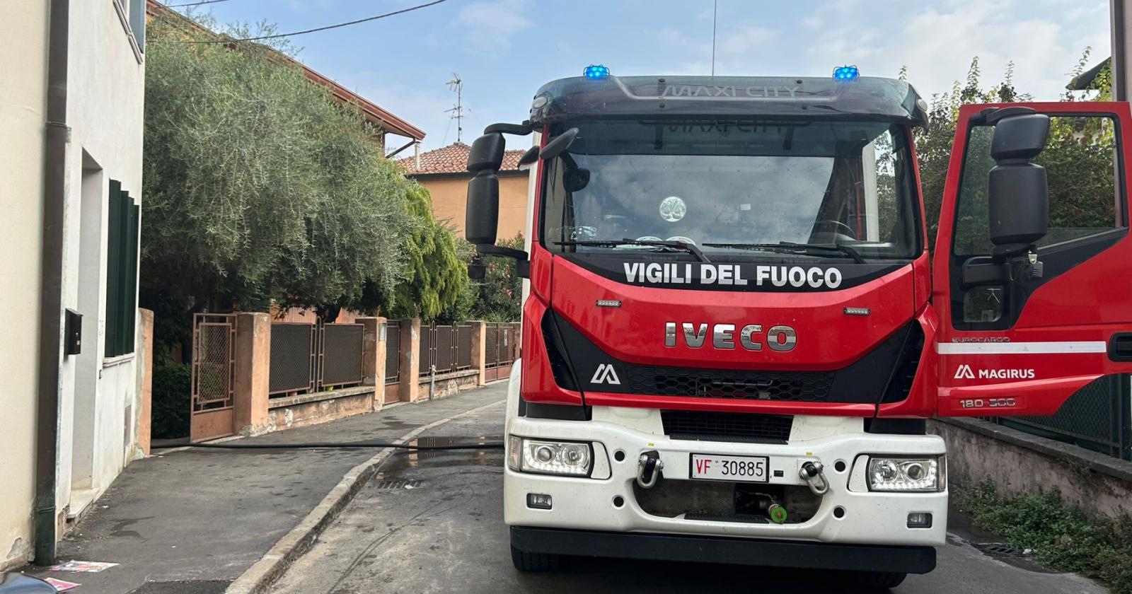 Due auto a fuoco, paura in centro a Rovigo