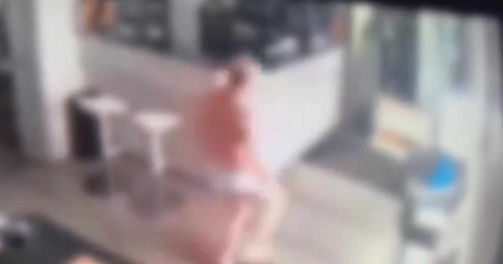 Esasperato dai furti, dorme nel suo hotel e insegue il ladro in mutande