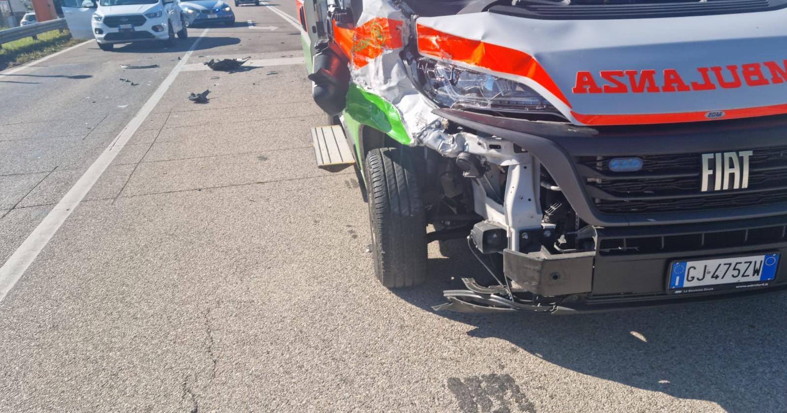 Tamponamento al velox, distrutta l'ambulanza di Croce Verde