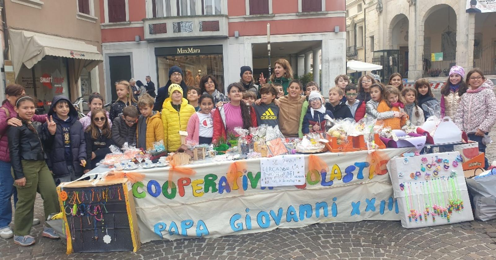 I bambini della scuola Papa Giovanni XXIII al "Mercatino dei Piccoli" 