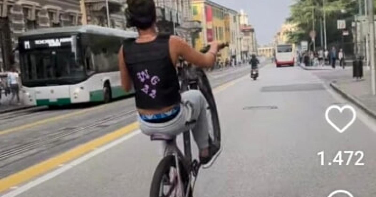 Giovani in bici contro i bus, dietro c'è una tendenza