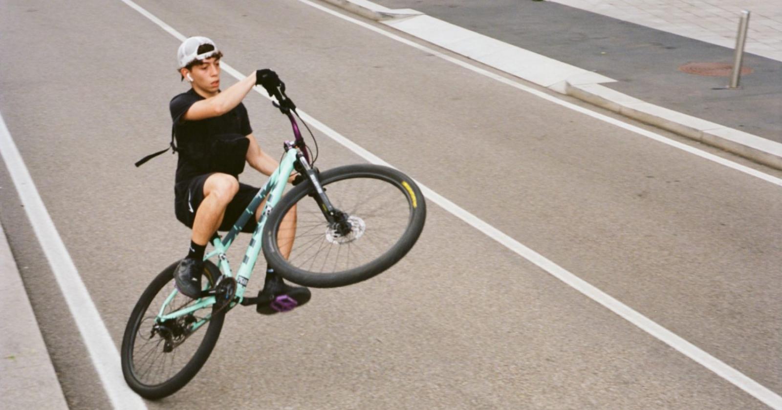 Giovani in bici contro i bus, dietro c'è una tendenza