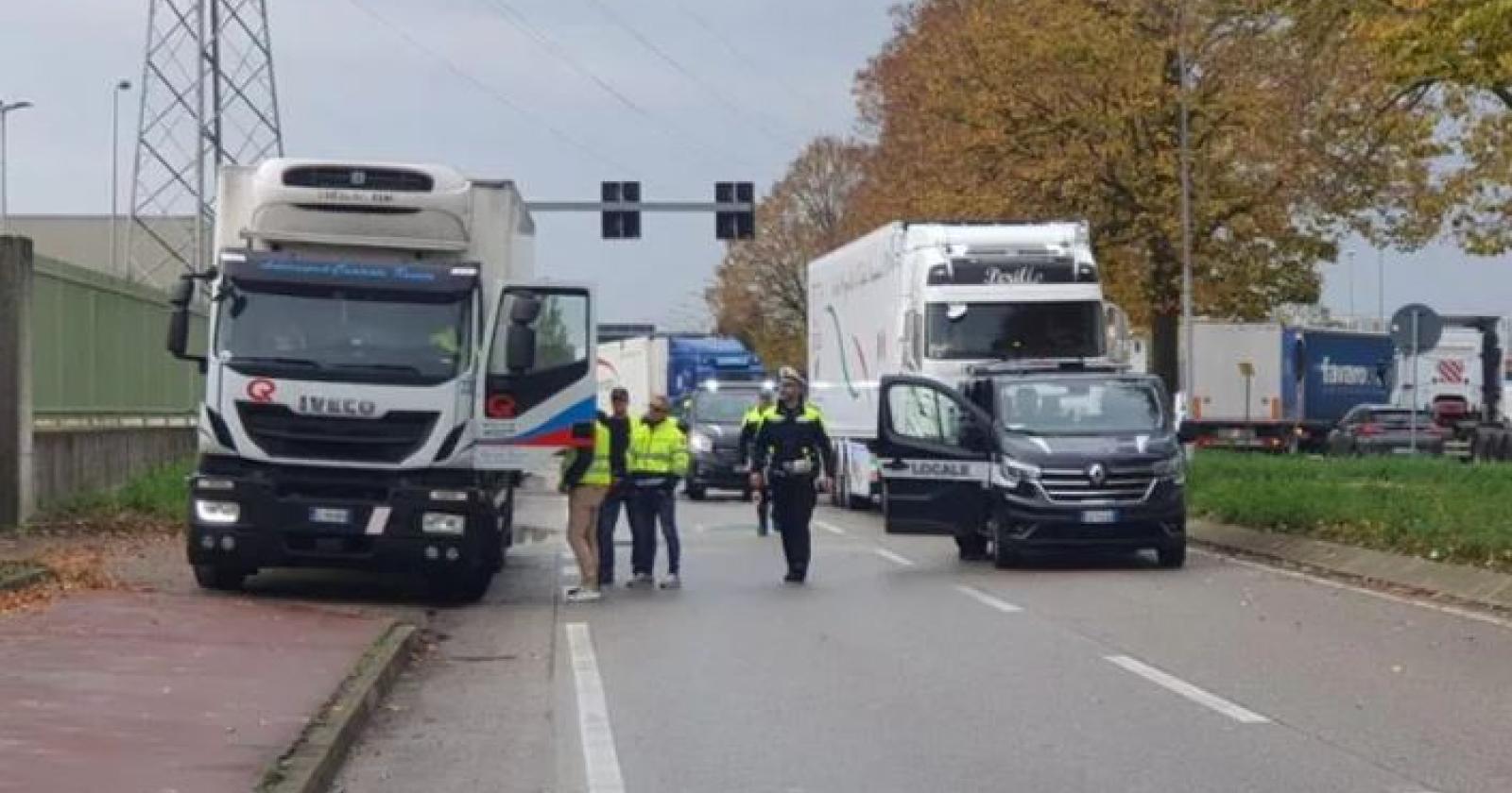 69enne travolto e ucciso da due camion, 