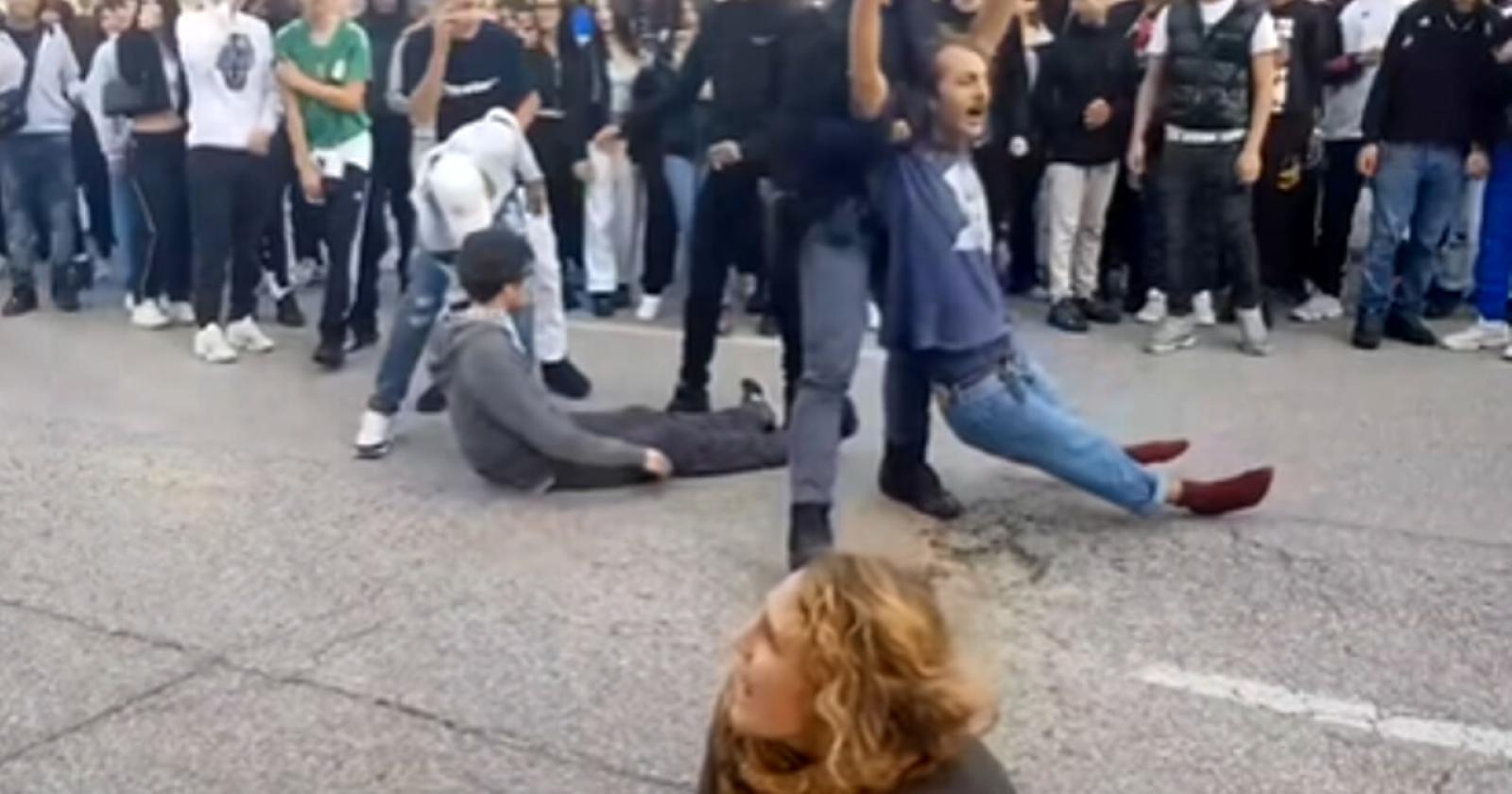 Bloccano il traffico per protesta, la gente li trascina via