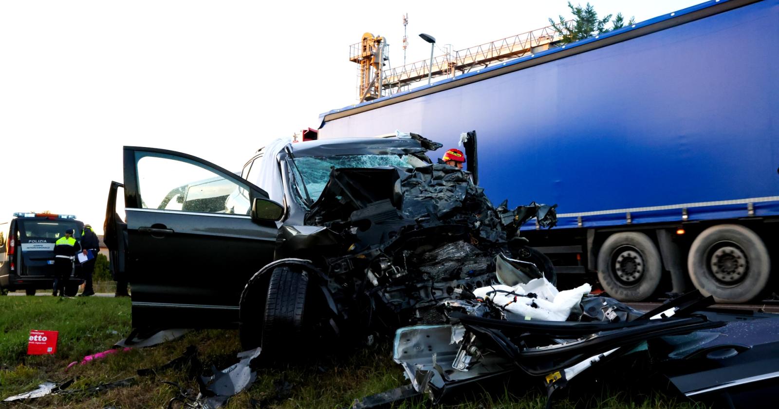 Perde il controllo dell'auto, incidente mortale in Romea