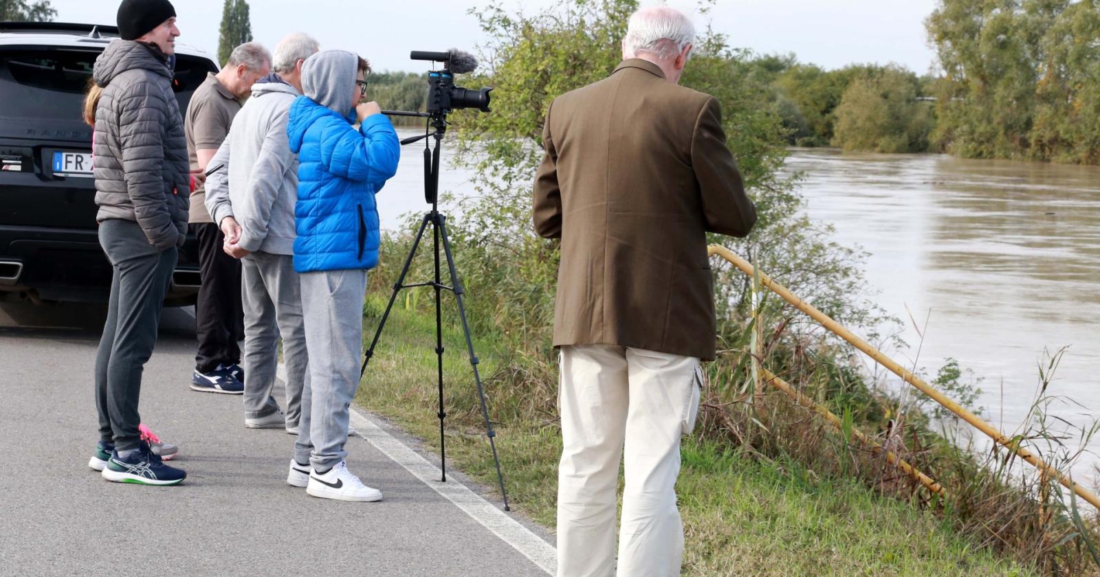 Piena, “spettacolo” sull'Adige ma senza danni