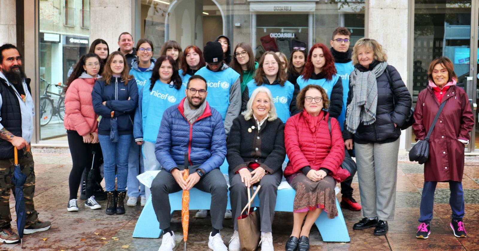 Una panchina blu per ricordare l'impegno di Unicef